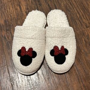 NWOT Barefoot Dreams x Disney Slippers S